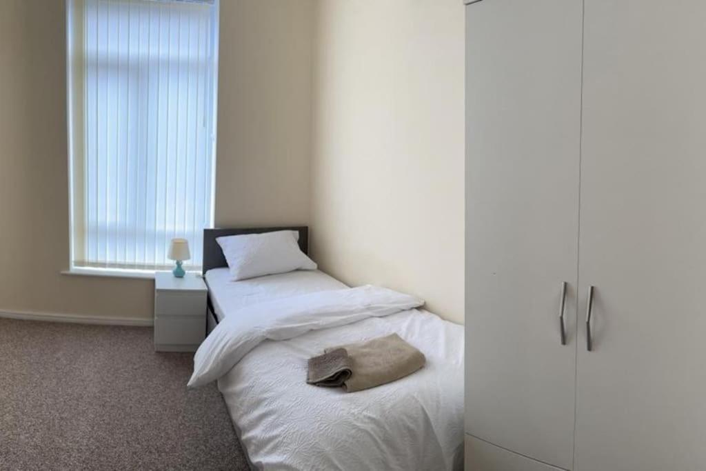 Rooms 7 Minutes From Etihad Manchester Dış mekan fotoğraf